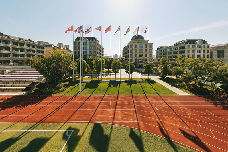 在深秋的新華，遇見(jiàn)一眼心動(dòng)的“美拉德”校園！