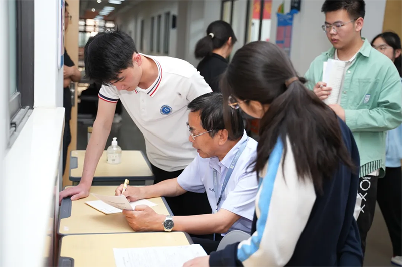 【高三級部】勠力同心拼高考，高三沖刺不孤單——全體高三教師“送餐”式服務(wù)學生高考