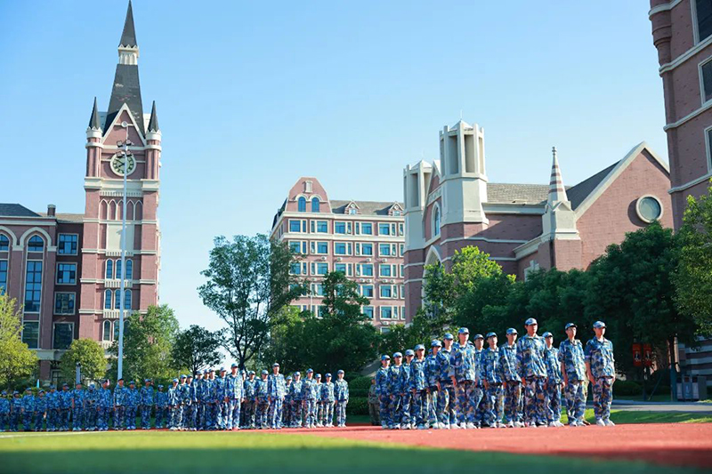 迷彩淬火記 | 淬煉青春鑄鋒芒！新華高級中學2025級高一年級軍訓閉營儀式圓滿收官