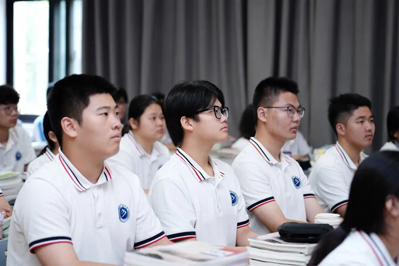 觀閱兵盛典，筑強(qiáng)國夢想——新華高級中學(xué)組織全校師生觀看“九三”閱兵儀式